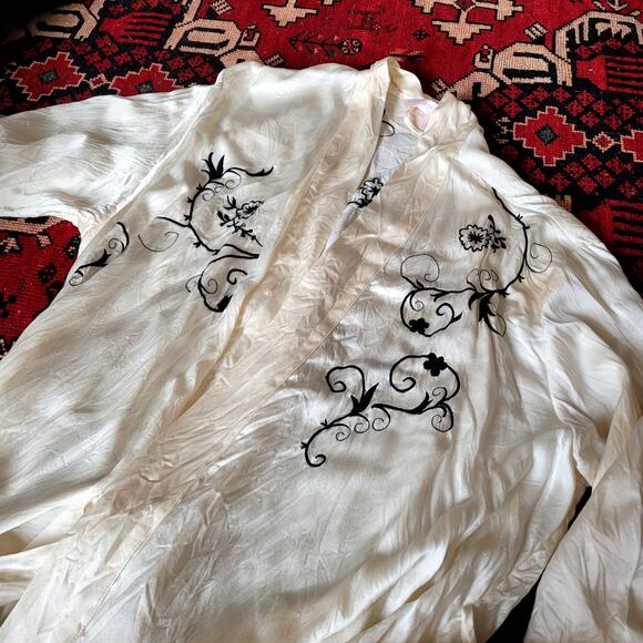 Vtg Victoria Secret Embroidered Robe Ivory Black Flowers Vines - Picture 4 of 8